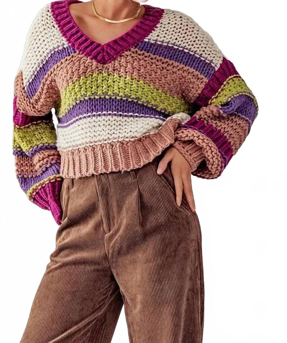 NEW TREND:NOTES v neck line slightly cropped chunky knitted sweater in fuchsia